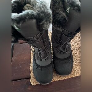 Women’s 7 Kamik Momentum II snow boots